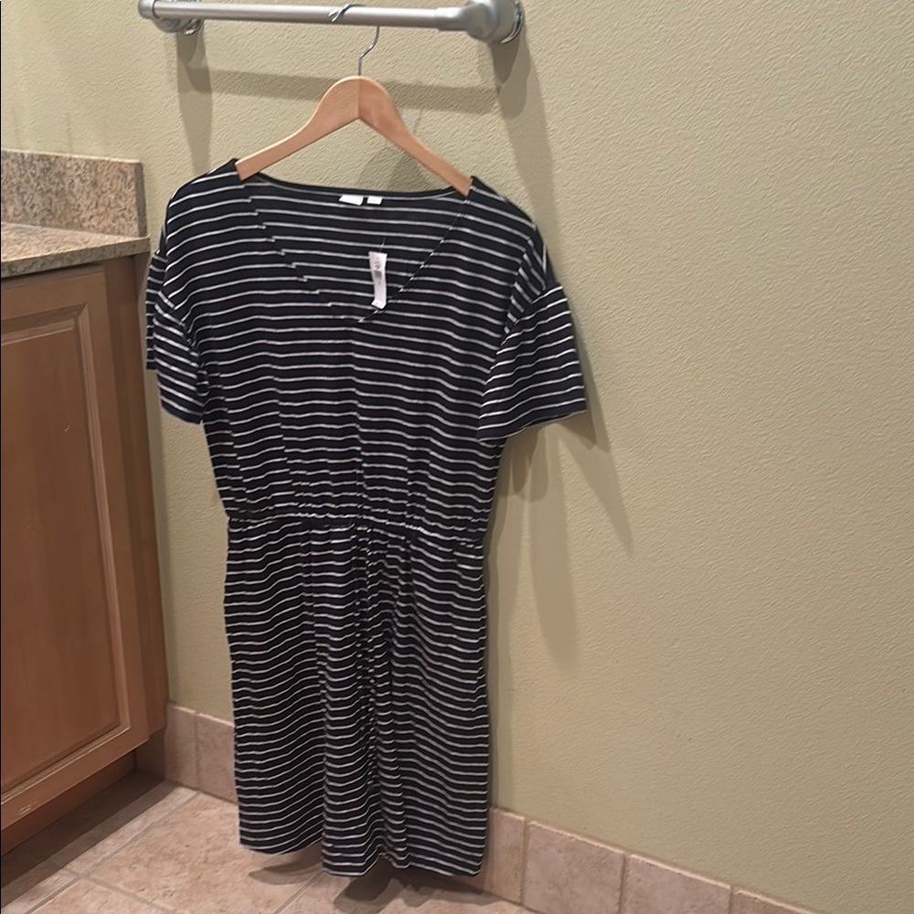 NWT GAP Black and White Striped dress that cinches in the middle - Picture 3 of 11